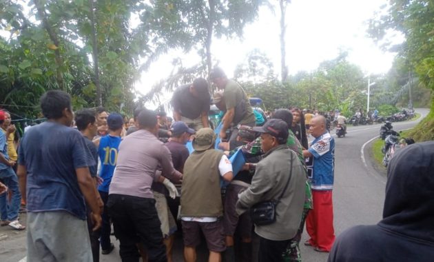 Truk Terguling di Jalur Cikajang–Cisompet, Dua Orang Luka-Luka Dilarikan ke RSU Pameungpeuk