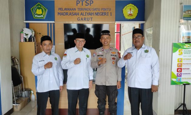 https://cdn2.gnfi.net/gnfi/Tumbuhkan Disiplin dan Kesadaran Hukum, Polres Garut Bina Pelajar MAN 1 Garut Lewat Upacara Bendera
