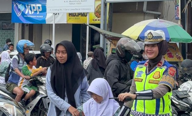 Polwan Polres Garut Hadir di Tengah Masyarakat Lewat Patroli Humanis dan Aksi Sosial Jumat Berkah