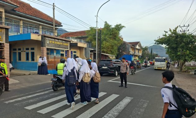 Polsek Kadungora Jaga Ketertiban dan Keselamatan Pelajar Lewat Giat Rawan Pagi di Depan Sekolah Muhammadiyah 1