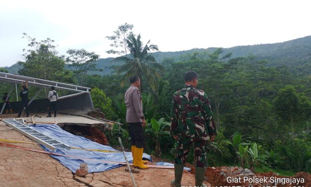Respons Cepat Polsek Singajaya Bersama Warga Bersihkan Longsor, Jalur Peundeuy–Toblong Kembali Normal