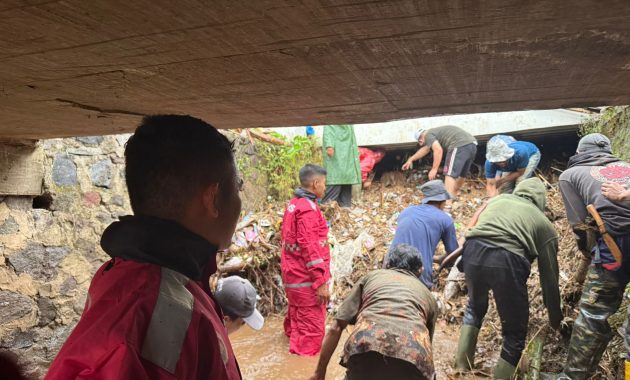 Polsek Banyuresmi Gerak Cepat Tangani Dampak Banjir, Bersama Warga Bersihkan Sungai Cibuyutan