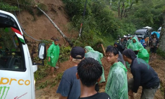 Polsek Banjarwangi dan Warga Sigap Bersihkan Material Longsor di Jalur Banjarwangi–Singajaya