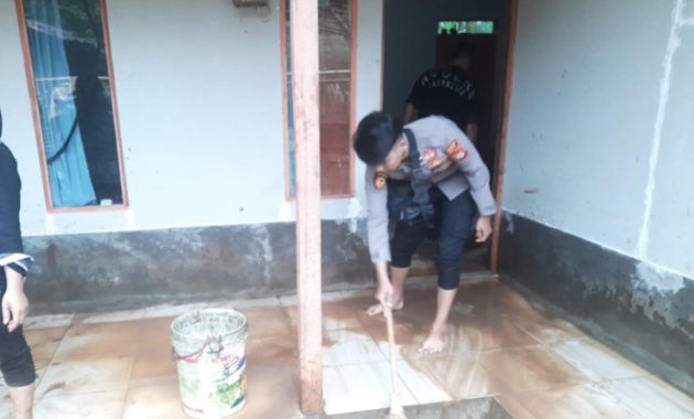 Polsek Samarang dan Warga Gotong Royong Bersihkan Rumah Terdampak Banjir di Desa Parakan