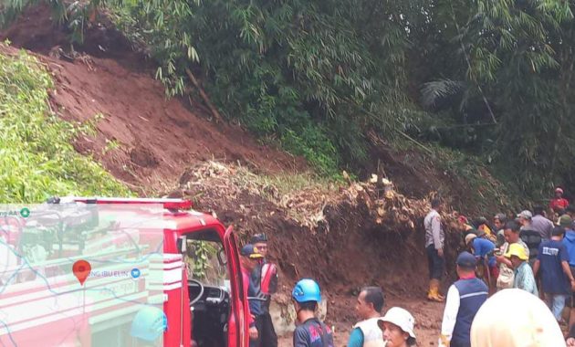Sinergi Polsek Sukawening dan Warga Bersihkan Longsoran di Jembatan Cinangsi