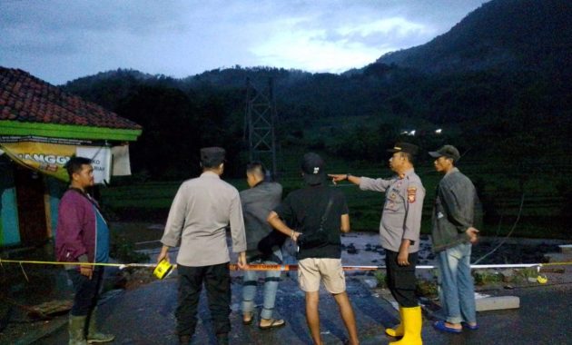 Polsek Singajaya Tindak Cepat Cek Lokasi Ambruknya Jembatan Gantung Cimanisan