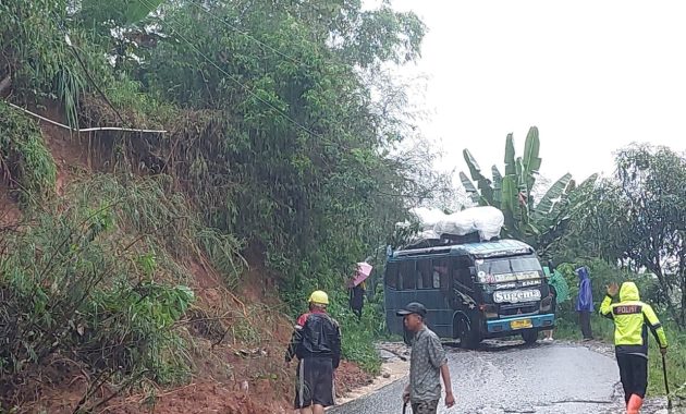 Polsek Banjarwangi dan Warga Gotong Royong Bersihkan Material Longsor di Jalur Cikajang–Banjarwangi