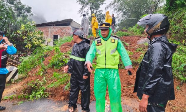 Polsek Pakenjeng Tindak Cepat Tangani Longsor di Jalur Pakenjeng–Bungbulang