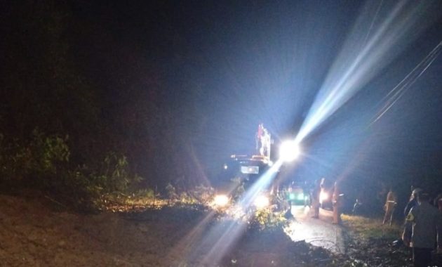 Longsor Timbun Jalan Bungbulang–Caringin, Respons Cepat Polsek Caringin Berhasil Pulihkan Akses Lalu Lintas