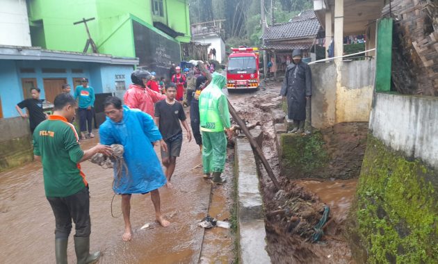 Polsek Cisurupan Sigap Tinjau Lokasi Banjir dan Lakukan Penanganan Awal Bersama Warga