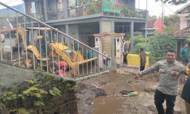 Polsek Cisurupan Bersama Unsur Terkait Kerahkan Gotong Royong Bersihkan Material Banjir dan Longsor di Balewangi
