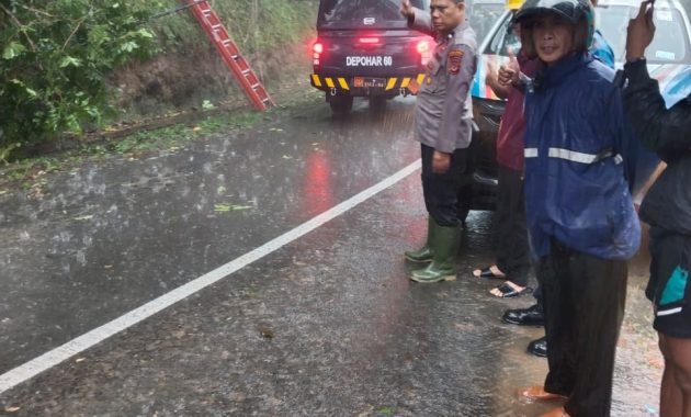 Petugas Gabungan Berhasil Buka Akses Jalan Usai Longsor dan Tiang Listrik Roboh di Ruas Garut–Cisompet