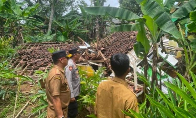 Polsek Caringin Sigap Cek Lokasi Pergeseran Tanah, Delapan Rumah Warga Terdampak