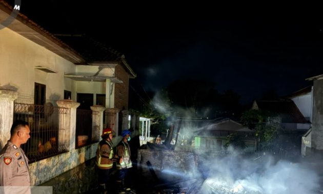 Polsek Sukawening Tindak Cepat Cek TKP Kebakaran Dua Rumah Panggung di Mekarluyu