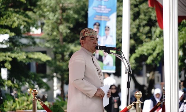 Bupati Syakur Tekankan Penguatan Pendidikan pada Upacara Hari Guru Nasional dan HUT PGRI ke-80 di Garut