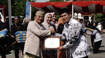 Bupati Syakur Tekankan Penguatan Pendidikan pada Upacara Hari Guru Nasional dan HUT PGRI ke-80 di Garut