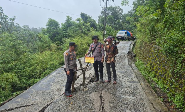Jalan Penghubung Pamalayan–Linggamanik Amblas, Polsek Cikelet Lakukan Peninjauan Langsung