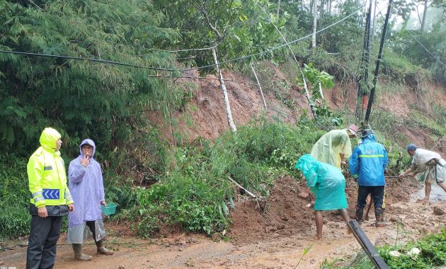 Polsek Banjarwangi Respons Cepat Temuan Longsor di Jalur Banjarwangi–Cikajang