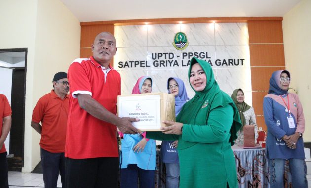 GOW Garut Tebar Kepedulian di Hari Ibu ke-97, Sentuh Hati Lansia Lewat Aksi Sosial