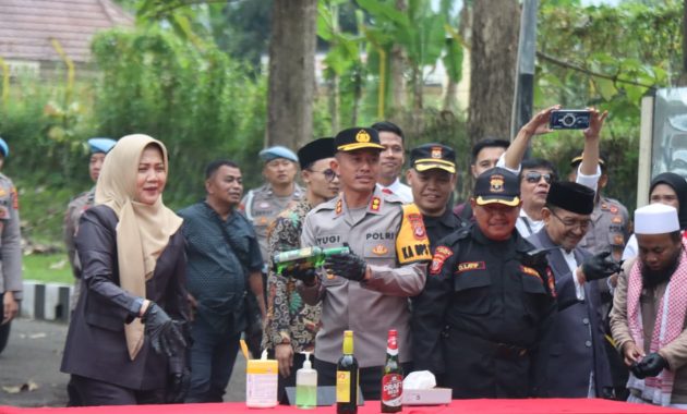 Anggota DPRD Garut Fraksi Golkar Hadiri Pemusnahan Ribuan Botol Miras Jelang Nataru