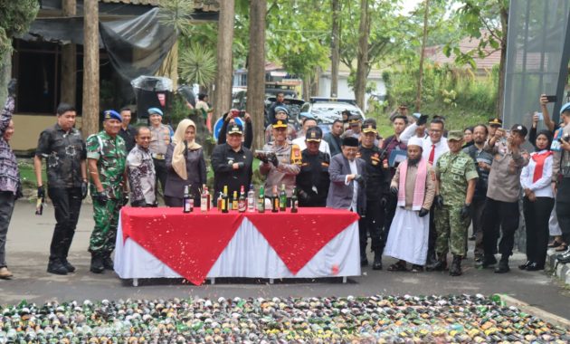 Jelang Nataru, Polres Garut Musnahkan Hampir 4 Ribu Botol Miras Hasil Operasi Pekat