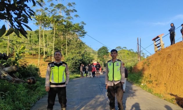 Tiang Listrik Roboh di Banjarwangi, Polisi Sigap Amankan Jalur dan Atur Lalu Lintas