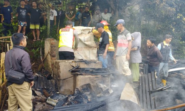 Rumah Panggung di Pasirwaru Terbakar, Polsek Limbangan Lakukan Olah TKP