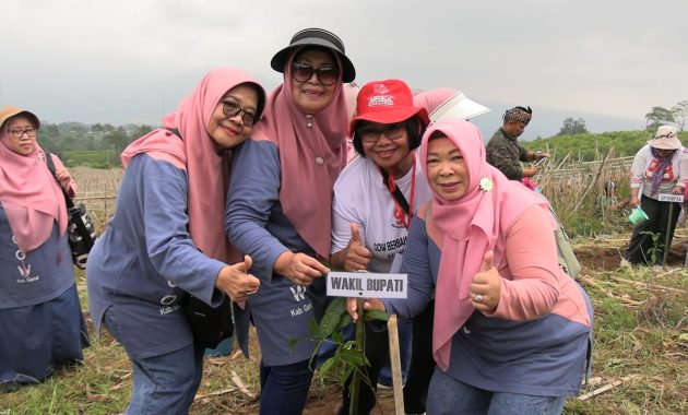 Hari Ibu ke-97, GOW Garut Gaungkan Cinta Bumi Lewat Gerakan Tanam Pohon di Dayeuhmanggung