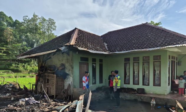 Polsek Banjarwangi Lakukan Olah TKP Kebakaran Rumah Panggung di Kadongdong