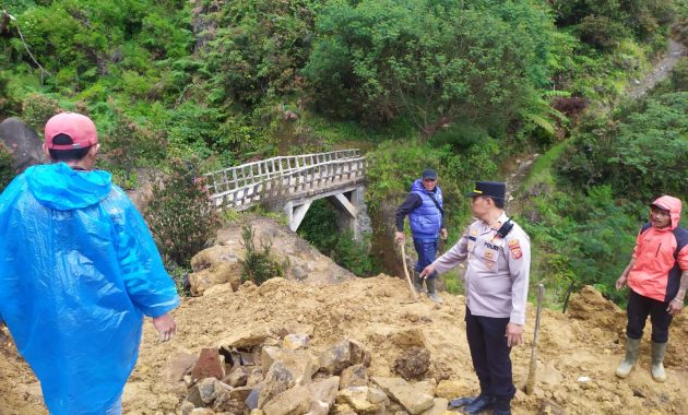 Sinergi Polri, TNI, dan Warga Bersihkan Jalur Pendakian Papandayan Pasc longsor