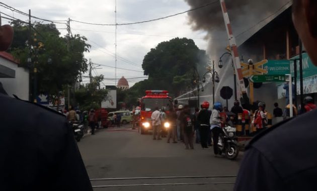 Api Landa Toko Gorengan di Jalan Ahmad Yani Garut, Petugas Kerahkan Lima Unit Damkar