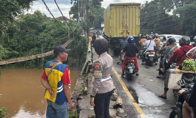Truk Box Oleng Hantam Tembok Jembatan di Jalan Sudirman, Polisi Bergerak Cepat Amankan Lokasi