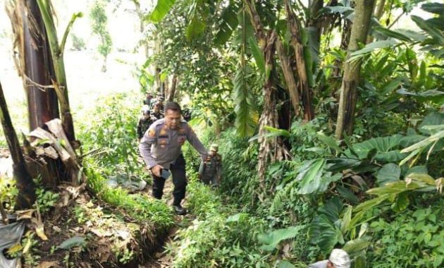 Aparat Kepolisian Lakukan Olah TKP Temuan Mortir di Perbukitan Panjiwangi Garut