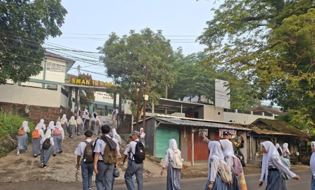 Polsek Leuwigoong Intensifkan Gatur Pagi, Kawal Aktivitas Pelajar dan Pengguna Jalan