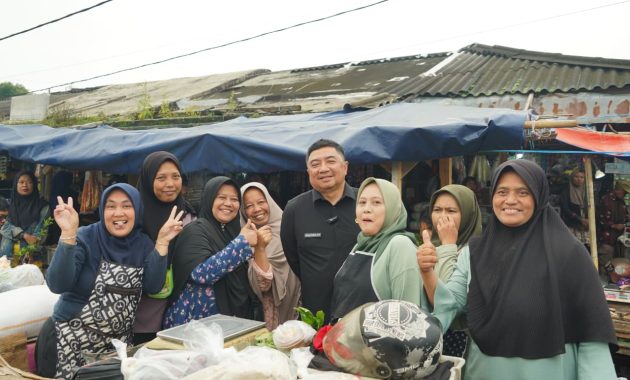 Pastikan Stok Aman Jelang Ramadan, Bupati Garut Sidak Harga Bapokting di Pasar Guntur