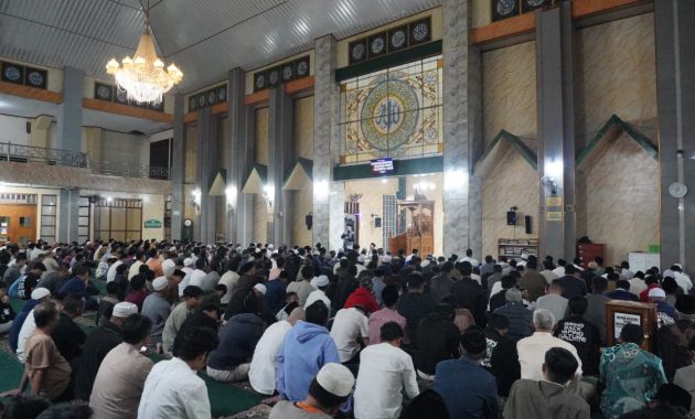 Tarawih Perdana Ramadan 1447 H, Bupati Garut Tekankan Disiplin ASN dan Kesalehan Sosial