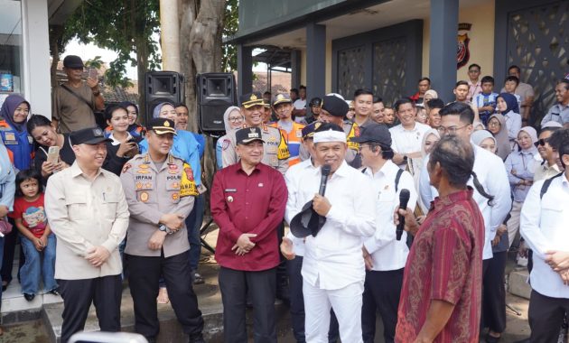 Tinjau Jalur Mudik Garut, Menhub dan Gubernur Jabar Salurkan Bantuan untuk Kusir Delman dan Penarik Becak