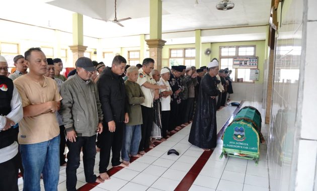 Bupati Garut Takziah ke Rumah Duka Sekmat Pakenjeng, Sampaikan Belasungkawa Mendalam