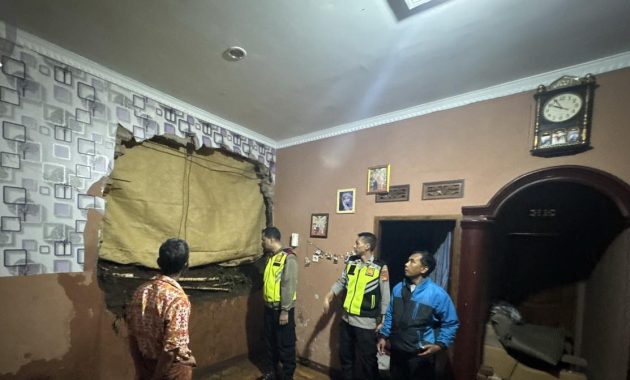 Hujan Deras Picu Longsor di Karangtengah, Dinding Rumah Warga Jebol Dihantam Material Tebing