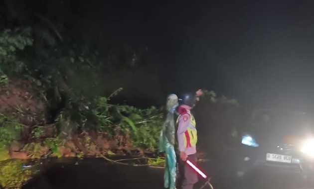 Longsor Tutup Jalan Garut–Pameungpeuk, Polsek Banjarwangi Lakukan Pengecekan Lokasi