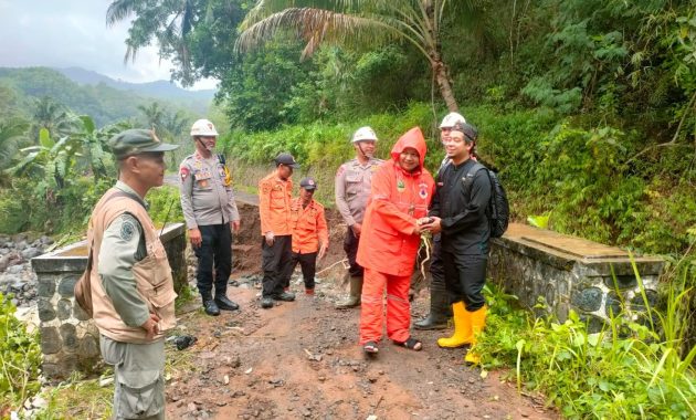 Jembatan Ciwarunga Ambruk Dihantam Hujan, Jalur Pasirlangu–Tanjung Jaya Terputus Total