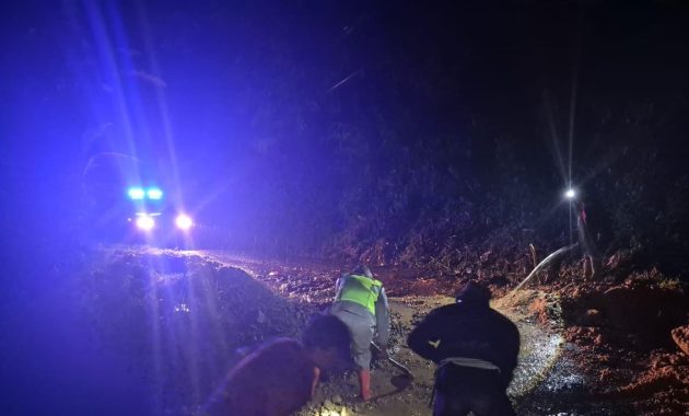 Empat Longsor Sempat Lumpuhkan Jalur Banjarwangi–Singajaya, Polsek Banjarwangi Turun Tangan Bersama Tim Gabungan