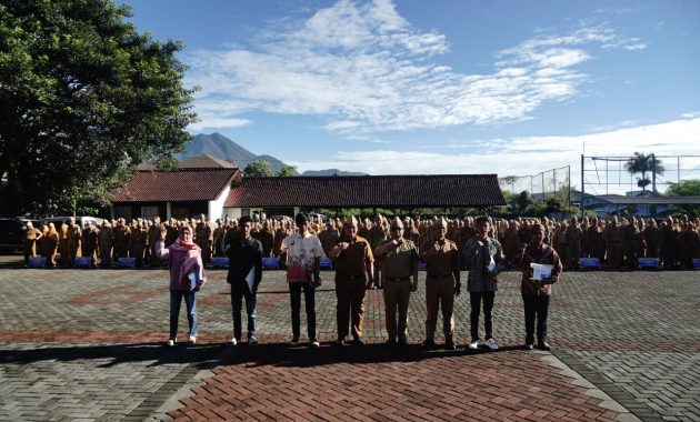 Pemkab Garut Perkuat Jaminan Sosial Petani, 4.400 Polis Asuransi Mikro Dibagikan