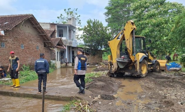 Hujan Deras Picu Banjir di Karangpawitan, Polisi dan Forkopimcam Bergerak Cepat Tangani Dampak