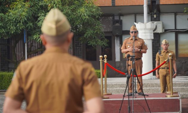 Bupati Garut Pimpin Apel Gabungan, Serahkan SK Kenaikan Pangkat dan Pensiun ASN