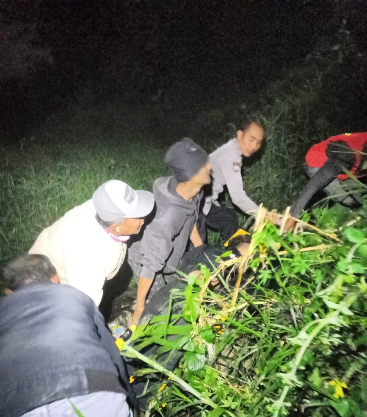 Polisi dan Warga Selamatkan Perempuan yang Terjatuh dari Jembatan Sasak Besi Bayongbong