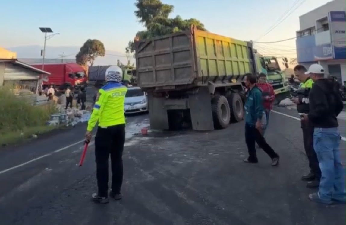 Dua Truk Bertabrakan di Jalur Malangbong, Polisi Sigap Lakukan Penanganan dan Evakuasi