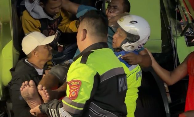 Dua Truk Bertabrakan di Jalur Malangbong, Polisi Sigap Lakukan Penanganan dan Evakuasi