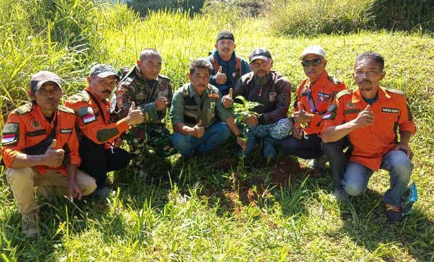 Ratusan Bibit Pohon Ditanam di Cikajang, Warga dan Relawan Perkuat Ketahanan Lingkungan