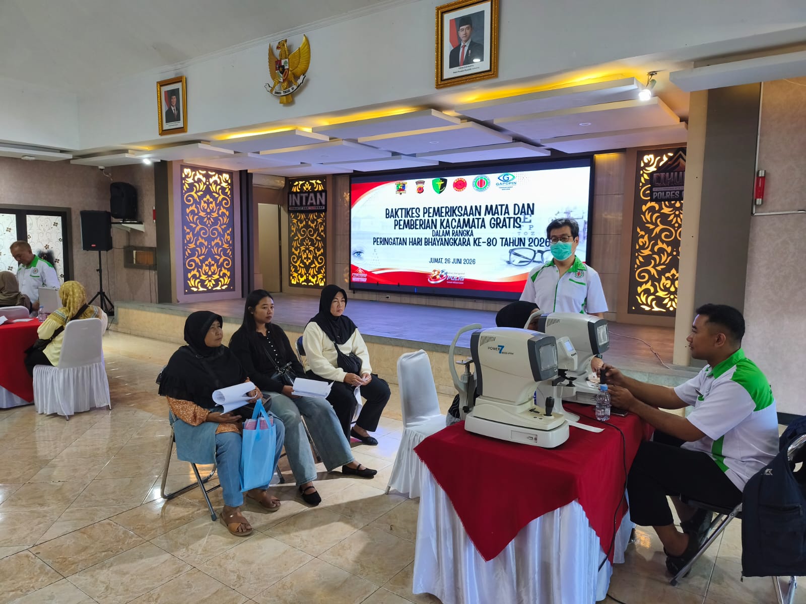 Polres Garut Berikan Layanan Kesehatan Mata Gratis bagi Ratusan Warga Sambut HUT Bhayangkara ke-80